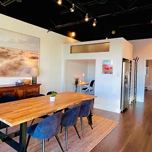 sunny-penthouse-on-17th-ave-sleeps-6-downtown.calgaryhotelsearch.com/